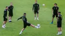 Para pemain Republik Ceko mengambil bagian dalam sesi latihan di base camp mereka di Praha, Republik Ceko, Kamis (1/7/2021). Republik Ceko akan melawan Denmark pada perempat final Euro 2020. (Michal Cizek/AFP)