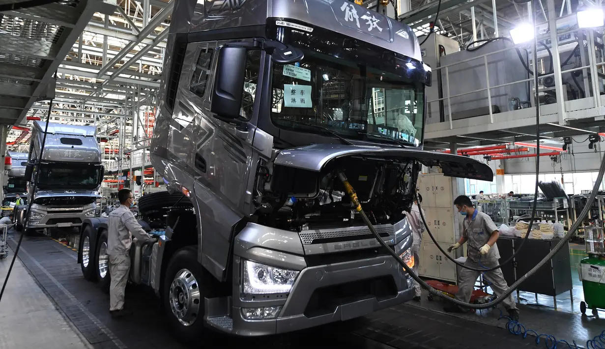 Pekerja merakit kendaraan di pabrik milik First Automotive Works (FAW) Group Co., Ltd. di Changchun pada 23 September 2020. FAW, produsen otomotif terkemuka di China, menjual 2.656.744 unit kendaraan pada tiga kuartal pertama tahun ini, naik 8 persen secara tahunan (year on year). (Xinhua/Zhang Nan)