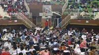 Ratusan peserta mengikuti Try Out Nasional SBMPTN 2016 di GOR Ciracas, Jakarta, Sabtu (21/5). Peserta diikuti siswa  SLTA/sederajat di 34 Provinsi se-Indonesia. (Liputan6.com/Immanuel Antonius)