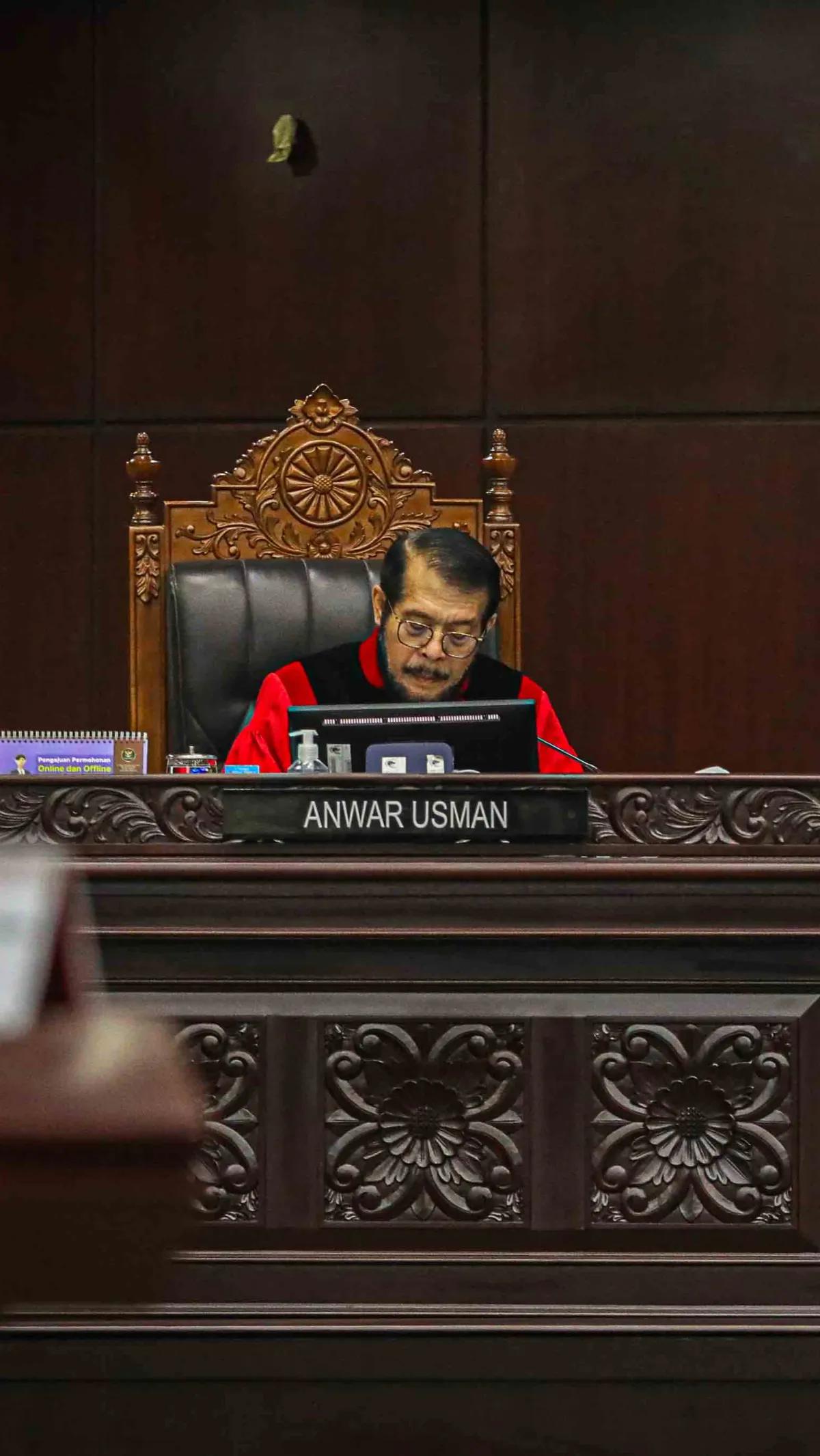 Dalam sidang tersebut, Mahkamah Konstitusi (MK) menolak gugatan uji materi terhadap Pasal 15 Ayat 2 huruf d Undang-Undang Nomor 7 Tahun 2020 tentang MK atau UU MK.<br>