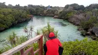Nusa Tenggara Timur memang menyimpan sejuta keindahan alam yang tak boleh anda lewatkan. Salah satu keindahan alam tersebut adalah Danau Weekuri, sebuah danau dengan pemandangan air sebening kaca.