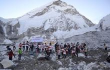 Aksi 54 atlet menantang dingin dengan ikut maraton di Everest