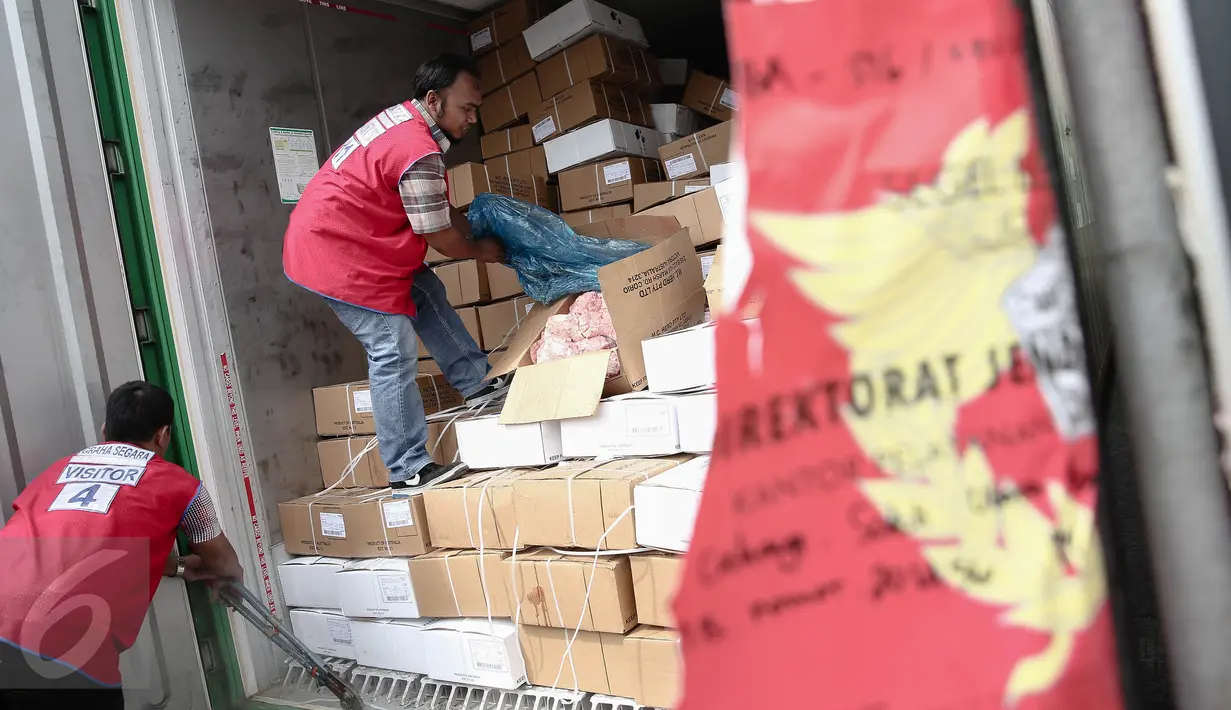 Pihak Bea dan Cukai menahan tujuh kontainer berisi 163,5 ton jeroan sapi berasal dari New Zealand dan Australia, di Pelabuhan Tanjung Priok, Jakarta, Kamis (16/6). Total nilai selundupan itu mencapai Rp 3,5 miliar. (Liputan6.com/Faizal Fanani)