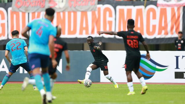 Foto: Bermain di Depan Ribuan The Jakmania, Persija Jakarta Dikalahkan Klub Malaysia di Laga Uji Coba