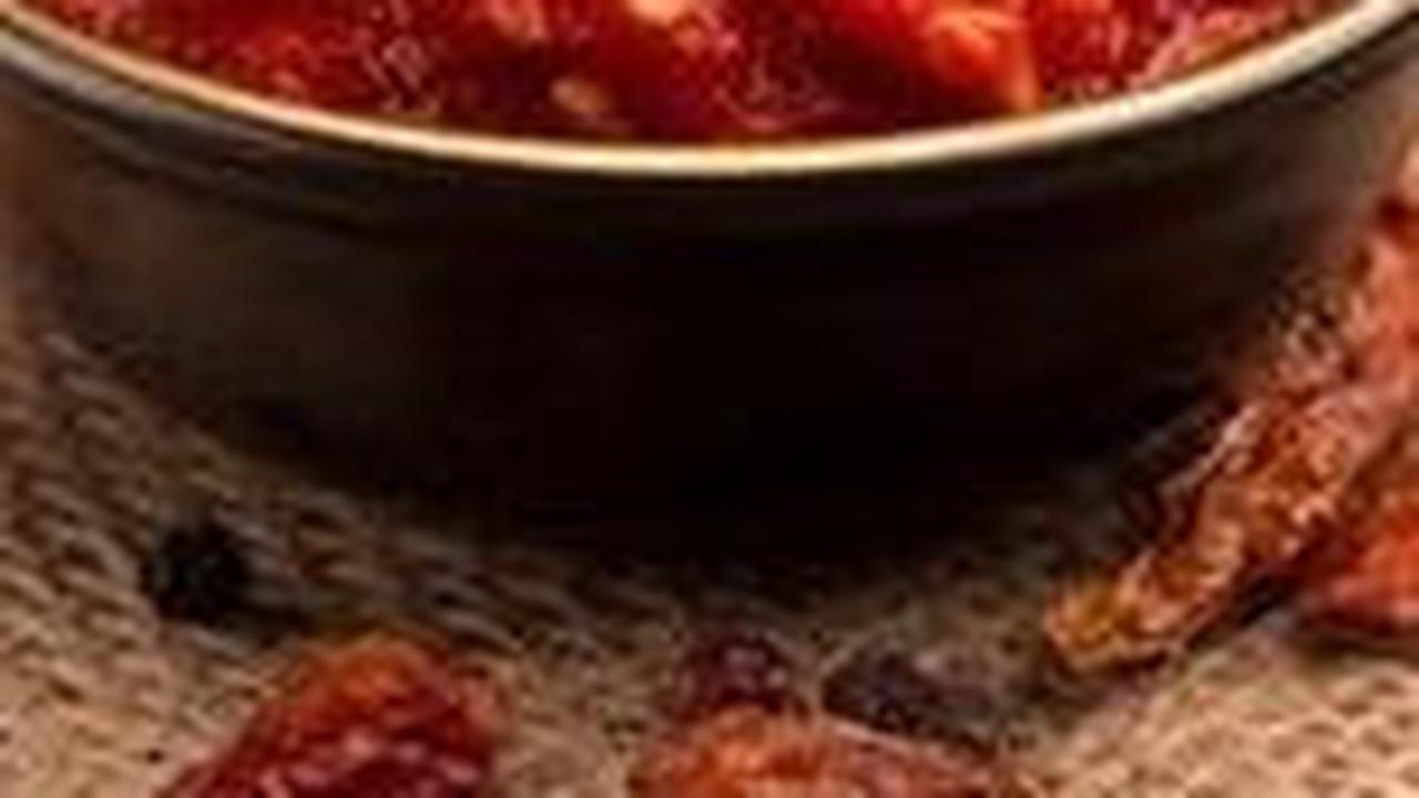 Siapa yang tak suka sambal? Sambal menjadi sajian yang tidak bisa lepas dari masyarakat Indonesia. Meski cita rasanya pedas, tapi justru pedasnya itu yang membuat ketagihan. Rasanya ada yang kurang jika dalam piring makan tidak ada sambalnya.
