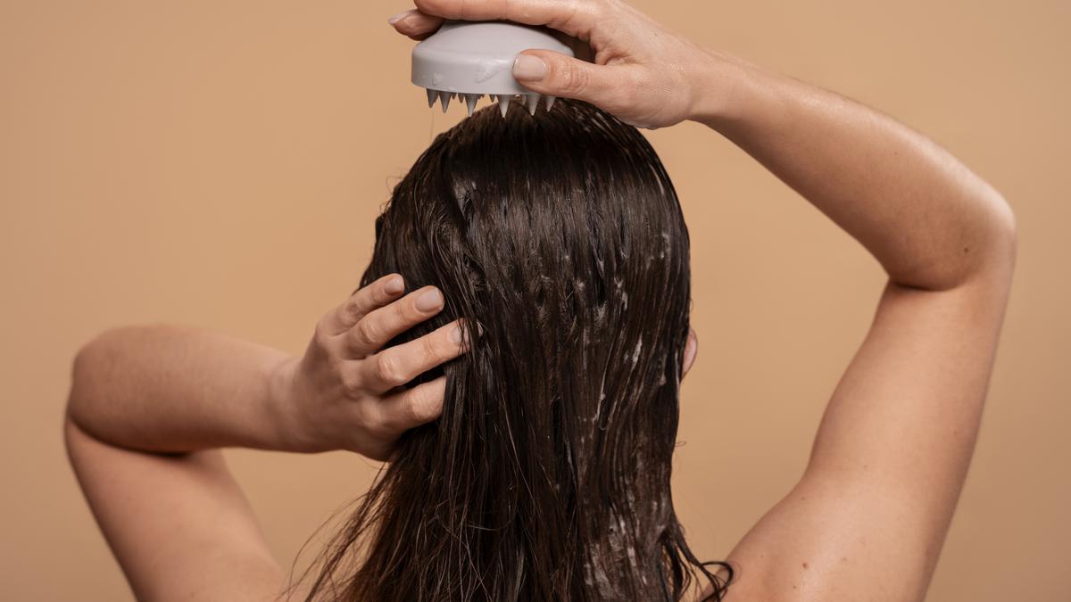 Masalah Rambut Berminyak Padahal Kulit Kepala Kering: Kenapa Bisa Terjadi?