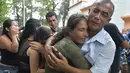 Kesedihan orang tua Jose Francisco Guerrero saat mengantar pemakamannya di San Cristobal, Tachira State, Venezuela (19/5). Awalnya Jose terjebak saat membeli makan kedalam konfrontasi antara demonstran dan petugas keamaan setempat. (AFP/Luis Robayo)