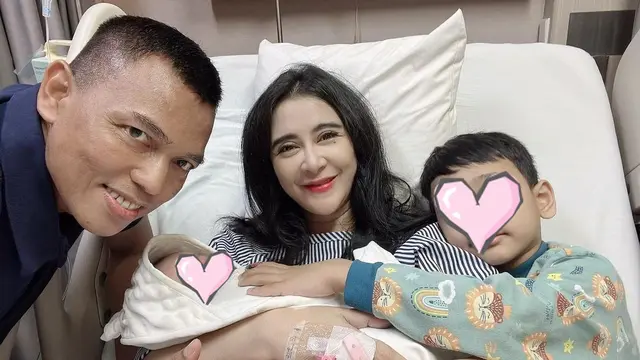 5 Potret Uut Permatasari Momong Buah Hati Kedua yang Baru Lahir