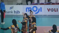 Aksi para pemain tim putri TNI AU saat menghadapi TNI AL dalam pertandingan Livoli Divisi Utama 2023 di Indoor Stadium Indomilk Sport Center, Legok, Kabupaten Tangerang, Rabu (08/11/2023). (Bola.com/PBVSI)