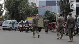 Petugas Satpol PP melakukan razia masker di kawasan Kota Tua, Jakarta, Kamis (24/2/2022). Perpanjangan PPKM level 3 untuk Jabodetabek berlaku selama sepekan, yakni sejak 22-28 Februari 2022 mendatang. (Liputan6.com/Faizal Fanani)