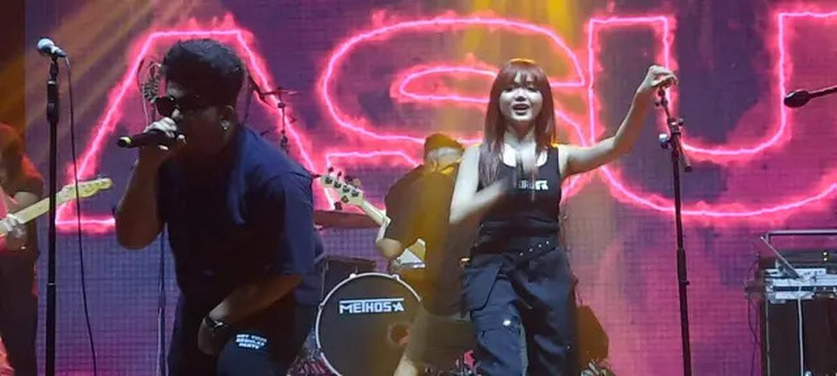 Rina Nose Cosplay Jadi Lisa BLACKPINK, Disebut Mirip Parah