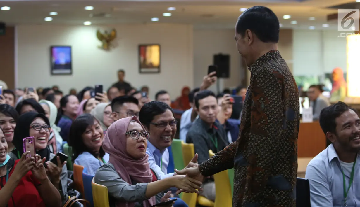 Presiden Joko Widodo bersalaman dengan salah satu pegawai selama meninjau layanan konsultasi Online Single Submission (OSS) BKPM di PTSP BKPM, Jakarta, Senin (14/1). (Liputan6.com/Angga Yuniar)