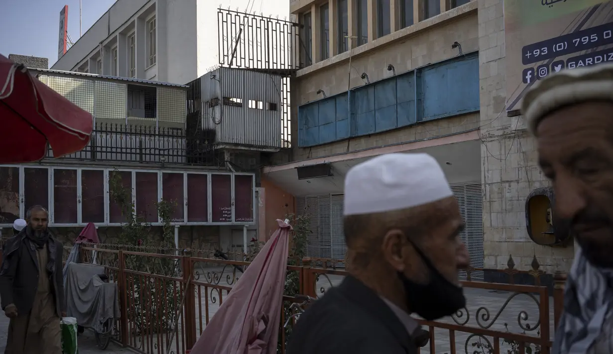 Papan reklame kosong yang digunakan untuk memajang poster film Bollywood dan aksi Amerika digantung di luar Bioskop Ariana di Kabul, Afghanistan pada 8 November 2021. Setelah merebut kembali kekuasaan tiga bulan lalu, Taliban memerintahkan bioskop untuk berhenti beroperasi. (AP Photo/Bram Jansen)