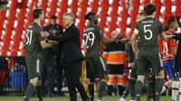 Manajer tim Manchester United, Ole Gunnar Solskjaer (kedua dari kiri) meyalami para pemainnya usai mengalahkan Granada 2-0 dalam laga leg pertama perempatfinal Liga Europa 2020/2021 di Nuevo Los Carmenes Stadium, Granada, Kamis (8/4/2021). (AP/Fermin Rodriguez)