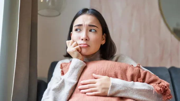 7 Cara Mengatasi Overthinking yang Membebani Ibu, Ini Langkah-Langkahnya! (Foto: Freepik/benzoix)