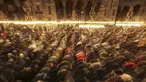 Umat Muslim melakukan sholat tarawih menjelang hari pertama bulan suci Ramadhan di Turki, di Masjid Hagia Sophia di Istanbul, Jumat (1/4/2022). Masjid Agung Hagia Sophia mengadakan sholat tarawih pertama kali dalam 88 tahun. (AP Photo/Emrah Gurel)