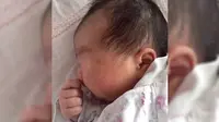 Seorang perempuan Tiongkok yang telah selamat melahirkan bayi pertamanya dari embrio yang dibekukan selama 18 tahun.