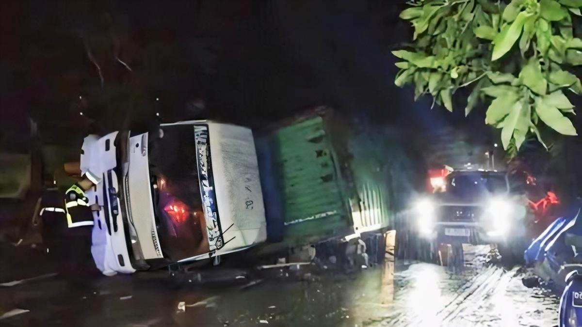 Truk Kontainer Terguling Timpa Mobil Brio Berisi Satu Keluarga, Ayah dan 2 Anaknya Tewas