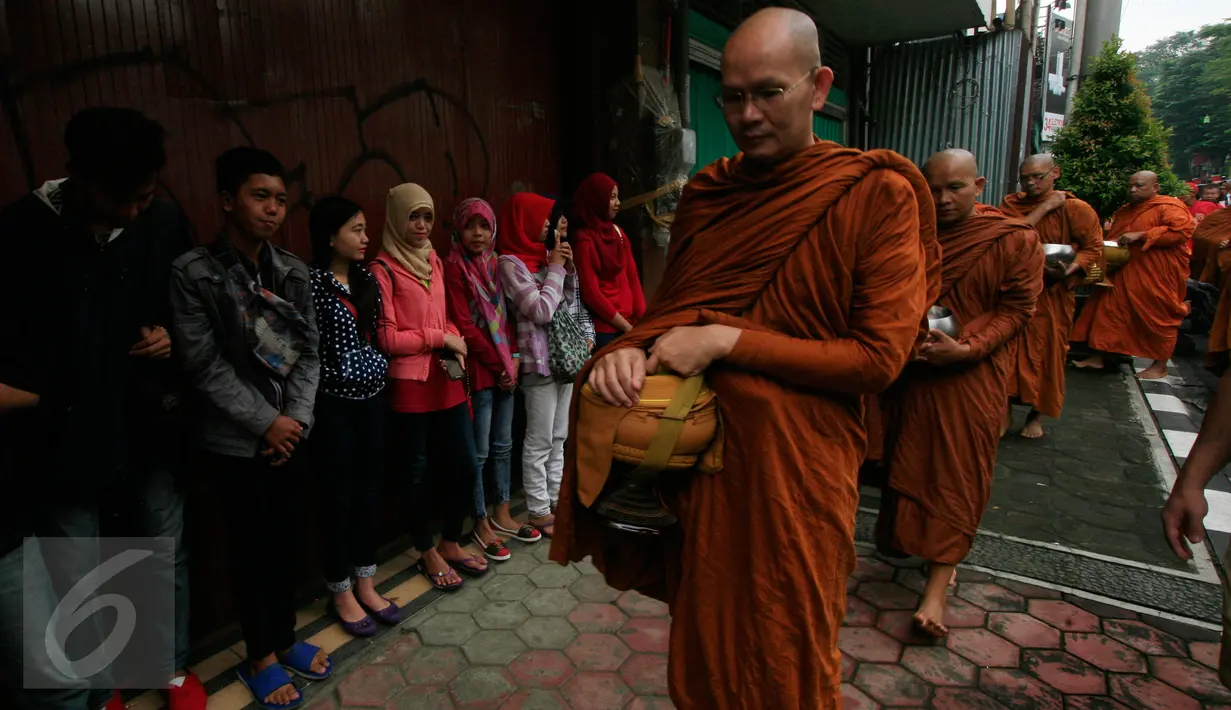 Sejumlah Bhiksu melaksanakan ritual Pindapata di Jl.Pemuda Magelang, Jawa Tengah, Sabtu (21/5/2016). Menurut tradisi Buddha, ritual ini adalah bersedekah dengan mengumpulkan bahan makanan dan uang dari umat Buddha di sekitar mereka. (Boy Harjanto)