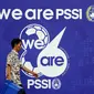 Seorang pria melintas di depan banner HUT PSSI ke-86 di Stadion GBK Jakarta, Selasa (19/4/2016). Setahun pasca dibekukan oleh Kemenpora, PSSI merayakan hari jadinya secara sederhana. (Liputan6.com/Helmi Fithriansyah)