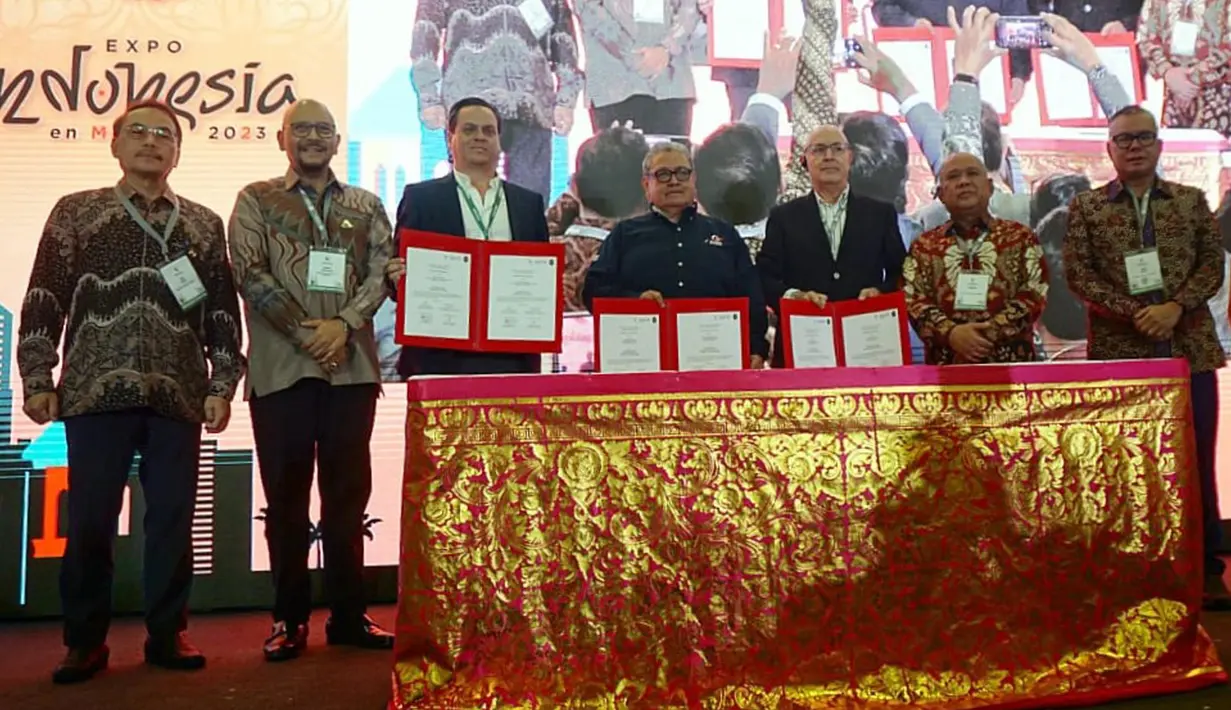 Turut hadir dalam pembukaan pameran, Wakil Presiden Konsil Bisnis Meksiko untuk Perdagangan Luar Negeri, Investasi, dan Teknologi (COMCE Nacional Mexico) Jorge Lopez Morton, Direktur Jenderal Perdagangan Global Meksiko Margarita Alcantara Alcala, Presiden Komite Promosi Investasi COMCE Ing Tonatiuh Salinas, serta sejumlah pejabat tinggi dari kalangan pemerintahan Republik Indonesia dan Republik Meksiko. (Foto: Kementerian Perdagangan)