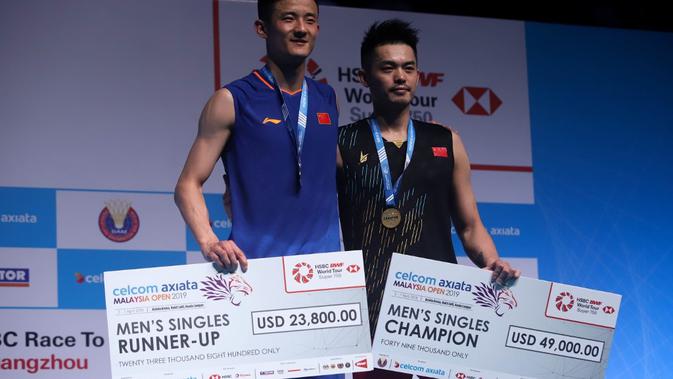 Tunggal putra China, Lin Dan, meraih gelar Malaysia Terbuka 2019 setelah mengalahkan kompatriotnya, Chen Long. (AFP/Sadiq Asyraf)