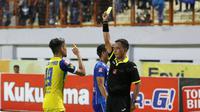 Pemain Persiba Balikpapan, Iqbal Samad menegur wasit, Tabrani dan menerima kartu kuning saat melawan Persib Bandung pada lanjutan Torabika SC 2016 di Stadion Wibawa Mukti, Cikarang, Sabtu (1/10/2016). (Bola.com/Nicklas Hanoatubun)