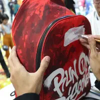 Wilio berkolaborasi dengan NeverTooLavish merancang sebuah tas punggung dengan seni mural (Foto: Wilio)