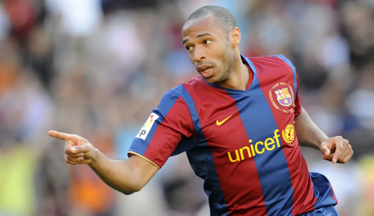 Thierry Henry memutuskan untuk bergabung bersama Barcelona pada tahun 2007 setelah menjadi penyerang mematikan di Liga Inggris bersama Arsenal. Dibeli dengan harga 24 juta Euro, Henry mampu mempersembahkan 2 gelar Liga Spanyol, 1 gelar Copa del Rey, dan 1 gelar Liga Champions. (AFP/Lluis Gene)