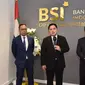 Menteri BUMN Erick Thohir (kedua kanan) didamping Direktur Utama PT Bank Syariah Indonesia Tbk Hery Gunardi (kanan) dan CEO Indonesia Investment Authority Ridha Wirakusumah (kiri) berdialog saat mengunjungi Representative Office BSI Dubai - UAE. (Liputan6.com)