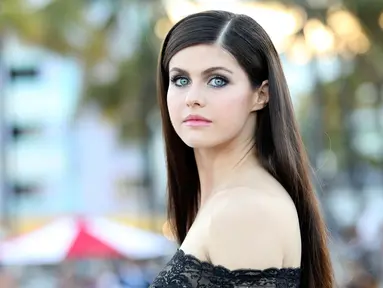 Alexandra Daddario saat menghadiri acara premiere film 'Baywatch' di Miami, Florida, AS (13/5). Alexandra Daddario berperan sebagai Summer Quinn, penjaga pantai yang diperankan oleh Nicole Eggert di serial aslinya. (Photo by Omar Vega/Invision/AP)