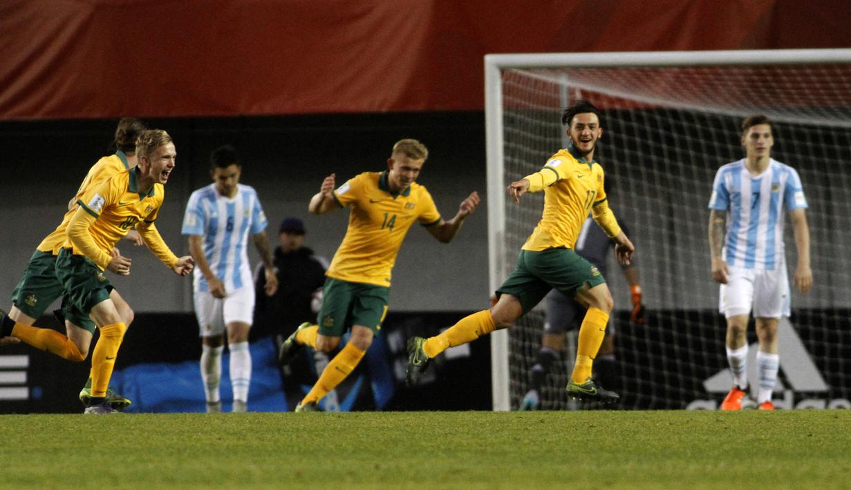 Selebrasi para pemain Australia setelah Nicholas Panetta (kanan) mencetak gol ke gawang Argentina pada laga Grup C Piala Dunia U-17 2015 di Nelson Oyarzun Stadium, Cile (24/10/2015). Australia menjadi satu-satunya negara dalam daftar 5 besar penampilan terbanyak Piala Dunia U-17 yang tak lolos ke edisi teranyar 2023 di Indonesia. Dari 19 edisi, Australia tercatat 13 kali tampil dan absen dalam 6 edisi, yaitu 1997 di Mesir, 2007 (Korea Selatan), 2009 (Nigeria), 2013 (Uni Emirat Arab), 2017 (India) dan 2023 (Indonesia). (AFP/Photosport/Dragomir Yankovic)