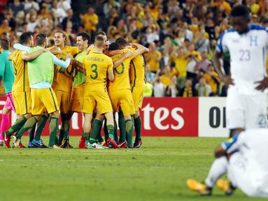 Para pemain Australia merayakan kemenangan atas Honduras pada laga leg kedua babak play-off Piala Dunia 2018 di Stadion ANZ, Sydney, Rabu (15/11/2017). Australia menang 3-1 atas Honduras. (AP/Daniel Munoz)