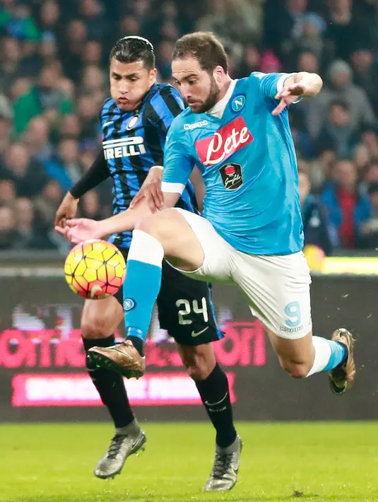 Penyerang Napoli, Gonzalo Higuain (kanan) berusaha membawa bola dari kejaran bek Inter Milan, Jeison Murillo pada lanjutan Liga Serie A di  San Paolo, Naples, Italia (30/11). Napoli menang atas Inter Milan dengan skorg 2-1. (AFP/CARLO Hermann)