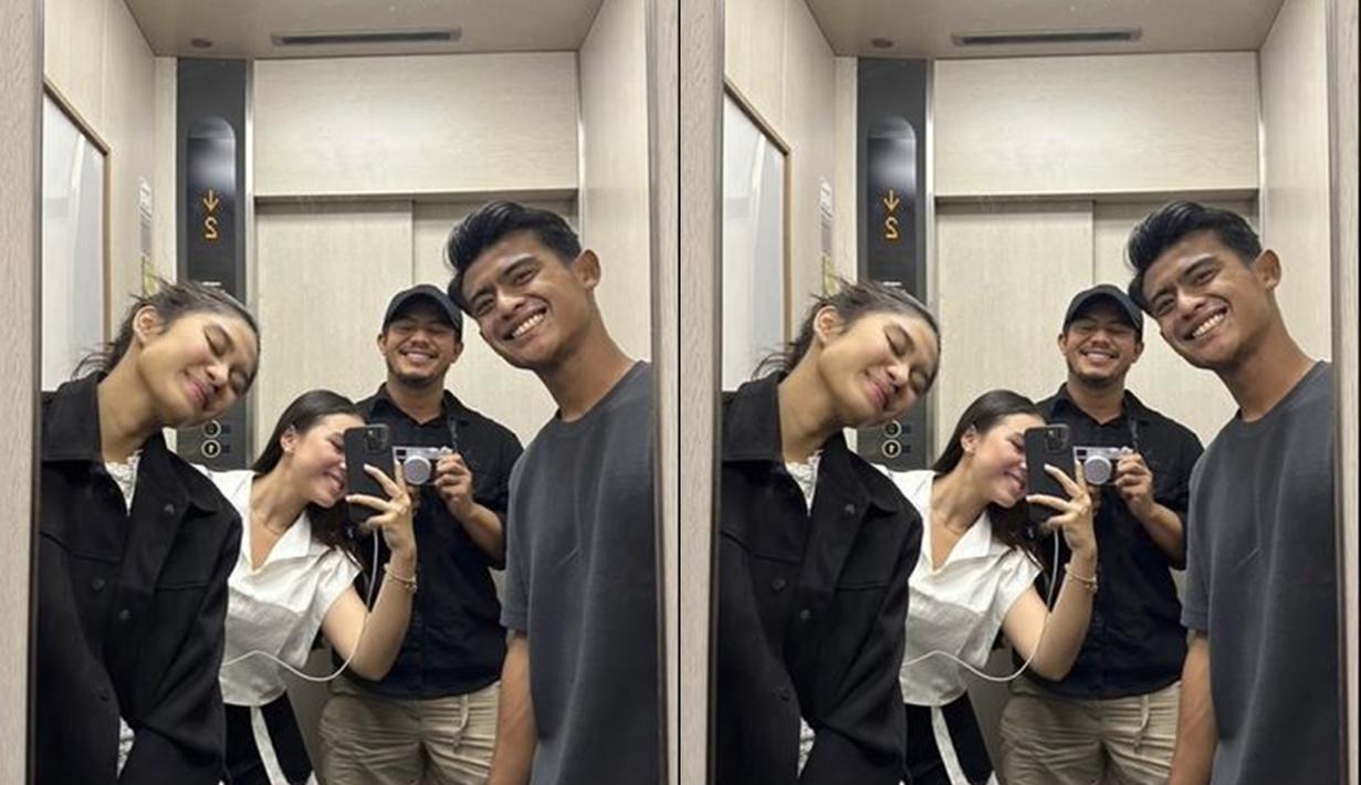 Saat momen berada di lift, mereka berempat tampak kompak mirror selfie. Azizah dan Arhan pun tersenyum antusias melihat ke kaca. Keseruan double date ini sukses menyita perhatian netizen. (Liputan6.com/TikTok/mleuraas)