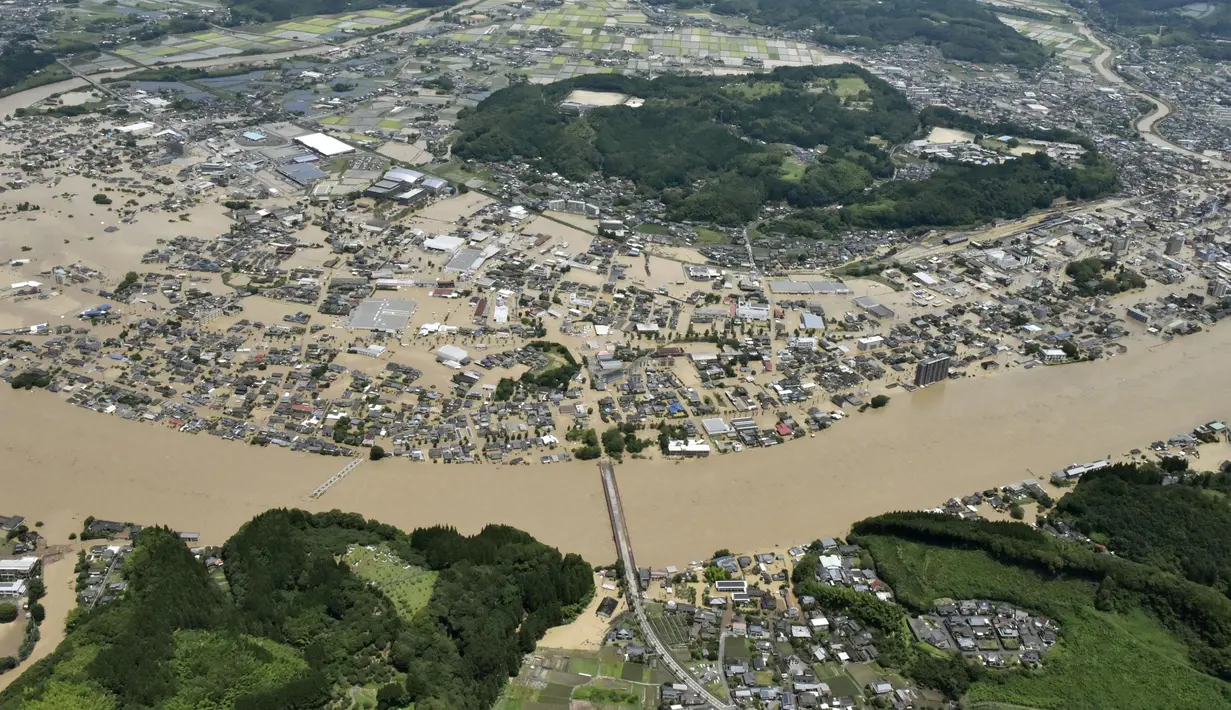 Banjir luapan Sungai Kuma merendam kawasan Hitoyoshi, Prefektur Kumamoto, Jepang, Sabtu (4/7/2020). Hujan deras memicu banjir dan tanah longsor di sejumlah wilayah Jepang. (Kyodo News via AP)