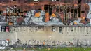 Selain itu, pasokan listrik pada lebih dari 126 ribu rumah terputus dan banyak atap bangunan rusak. (AP Photo/Ringo H.W. Chiu)