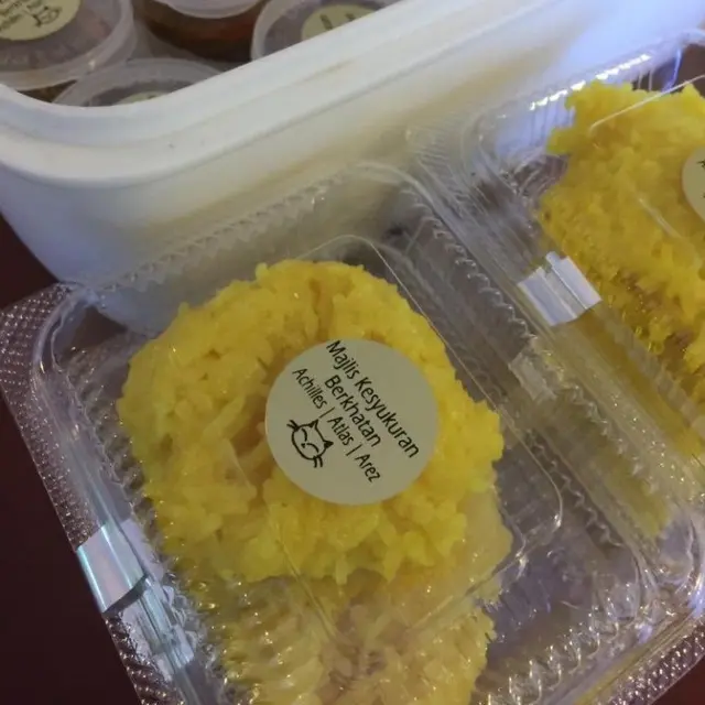 Rayakan Kucingnya Disterilkan, Pria Ini Bagi-bagikan Rendang ke Rekan Kerja