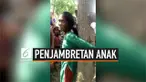 Warga desa Raheli, India mengikat dan menginterogasi seorang wanita yang merupakan penjambret.  Ia ditemukan bersembunyi di sawah usai beraksi.