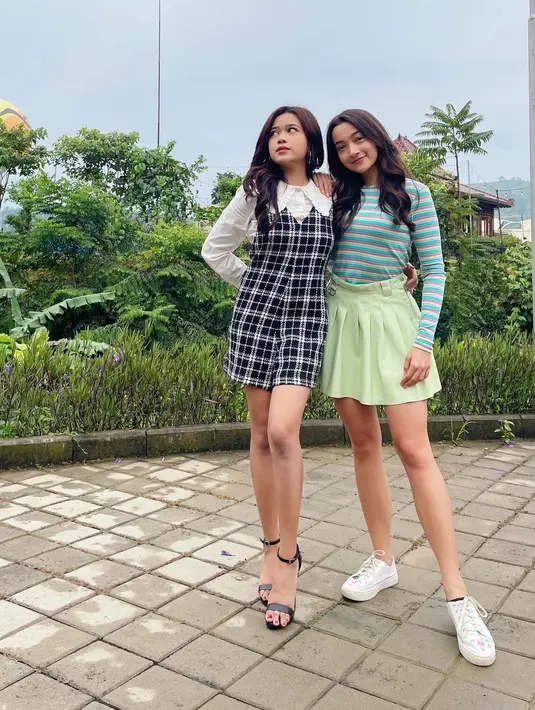 Berganti warna, Megan Domani tampil fresh dengan rok mini dan long sleeve hijau [@megandomani1410]