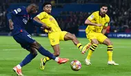Penyerang PSG #10 Ousmane Dembele (kiri) menembak ke arah gawang di depan bek Dortmund #22 Ian Maatsen (tengah) pada laga leg kedua semifinal Liga Champions 2023/2024 di Parc des Princes, Rabu dini hari WIB (8/5/2024). (Miguel MEDINA / AFP)