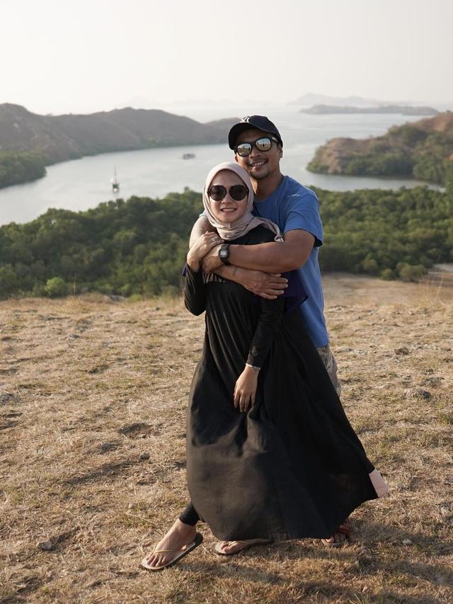 Jarang Terekspos, Ini 6 Potret Mesra Enno Lerian dan Suami yang Jago Masak