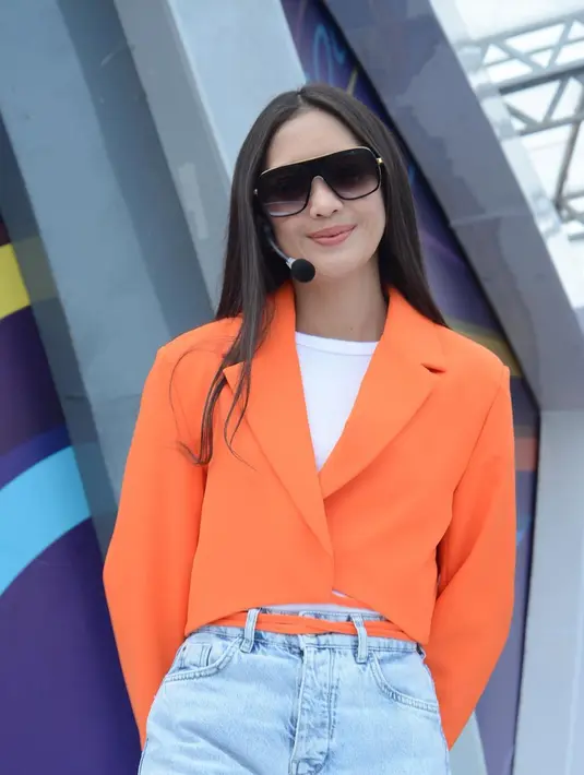 Sedang ingin tampil bold dalam warna terang? Cobalah memilih warna blazer tangerine orange yang match dengan ikat pinggangnya. Padukan dengan jeans favorit. [IG @ririndwiariyanti]