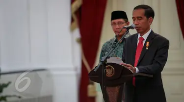 Presiden Joko Widodo didampingi Menag Lukman Hakim Saifuddin memberikan Keterangan Pers terkait penurunan Biaya Penyelenggaraan Ibadah Haji (BPIH) Tahun 2015 di Istana Merdeka. Jakarta, Rabu (27/5/2015). (Liputan6.com/Faizal Fanani)