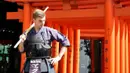 Gaya Max Verstappen dengan seragam seni bela diri Kendo di Konnou Dojo, Shibuya, Jepang (4/10/2017). Daniel dan Max saat ini berapa pada peringkat 4 dan 6 klasemen. (Bola.com/dok.redbullracing.com)