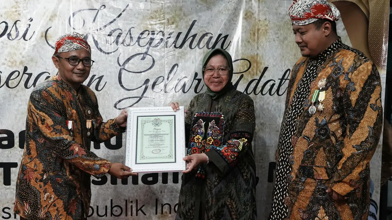 Menteri Sosial (Mensos) Tri Rismaharini  menerima Gelar Adat dari Yayasan Sentono Dalem Perdikan Majan (YASEDAM). Adapun dia dianugerahi gelar Raden Ayu Adinegoro.