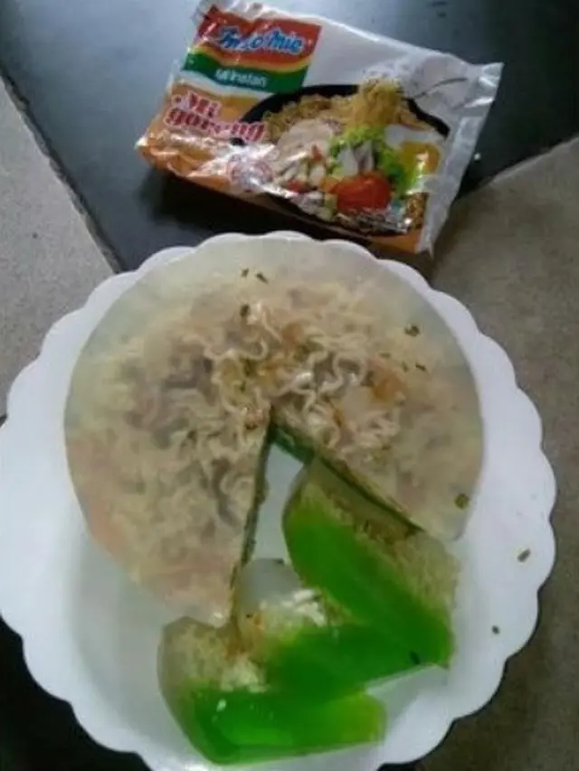cara nyeleneh masak mi instan