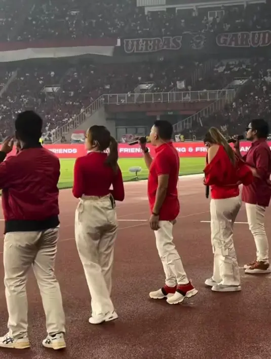 Anang dengan kaus merah dan celana panjang berwarna putih. [@ashanty_ash]