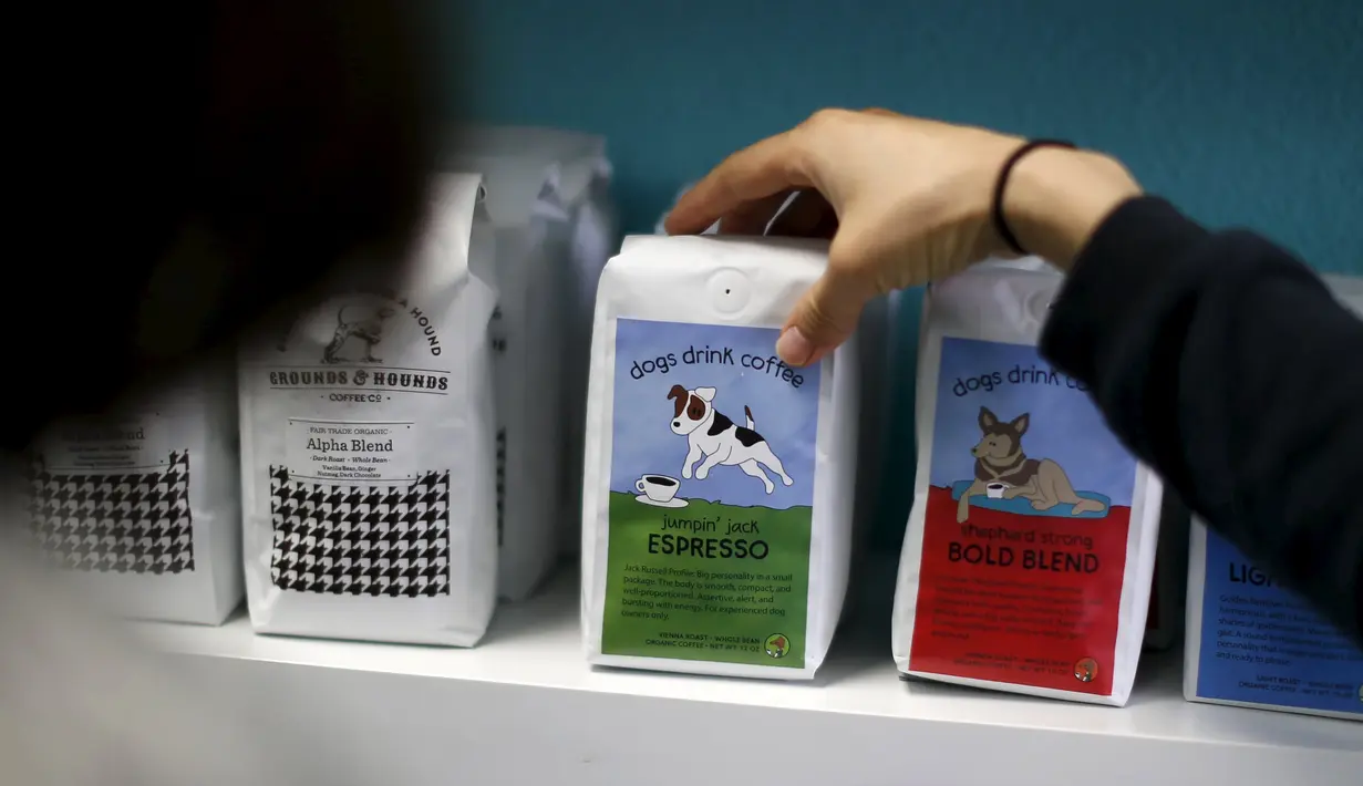 Aneka makanan dan minuman ringan Dog Cafe di Los Angeles, AS (7/4). Di kafe ini pengunjung dapat bermain dan mengadopsi anjing yang berada di kafe ini. (REUTERS/Lucy Nicholson)