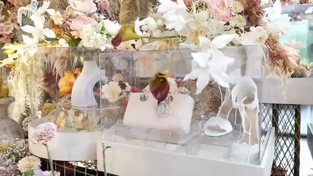 Seserahan El Rumi untuk Syifa Hadju dengan heels putih. [Dok. SCTV]